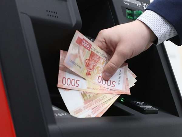 komu iz rossiyan polozhena 13 ya zarplata kogda i v kakom razmere ee nachislyajut