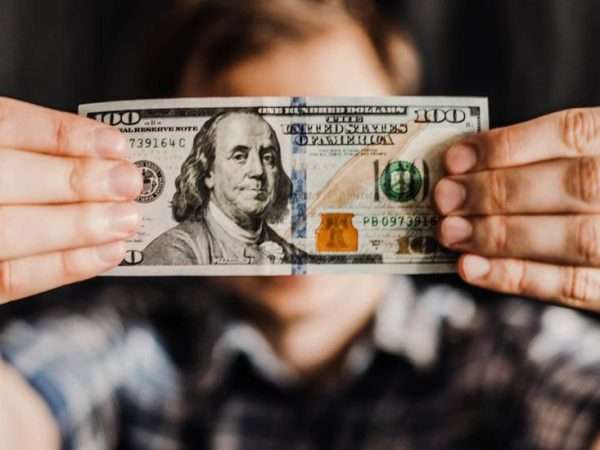 krupnejshie banki mira predskazali devalvaciju dollara v 2025 godu