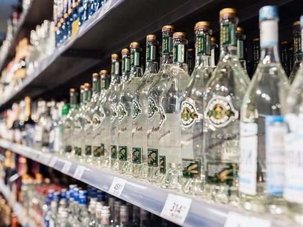 minimalnaya roznichnaya cena na vodku s ijulya povysitsya do 299 rublej za 0 5 litra