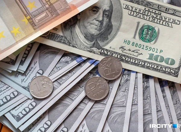 oslablenie rublya neizbezhno skolko budut stoit dollar evro i juan v ijule