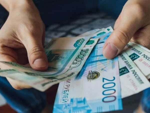 Россияне стали чаще получать зарплату ниже МРОТ