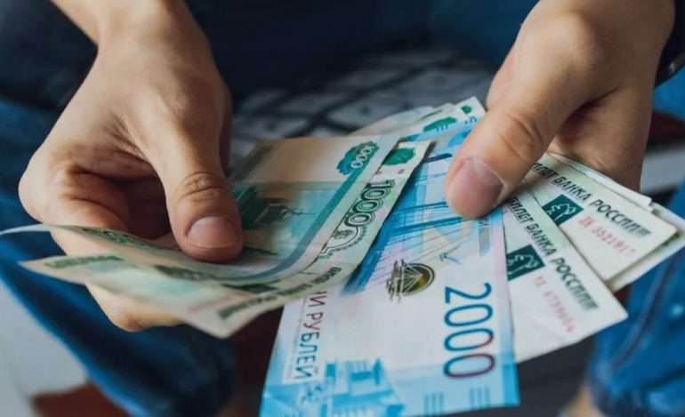 Россияне стали чаще получать зарплату ниже МРОТ