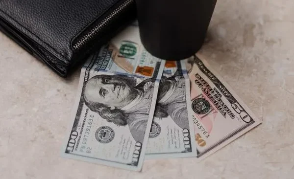 dollar deshevle 50 ili dorozhe 200 chego rossiyane zhdut ot chernogo avgusta